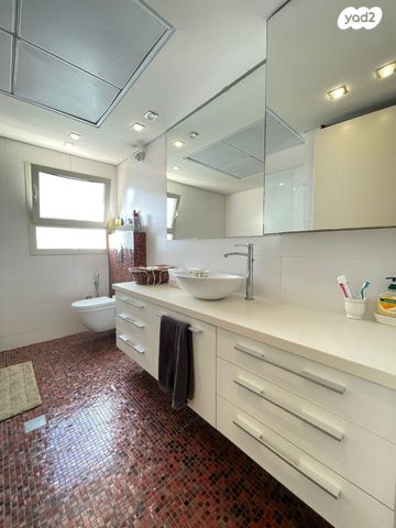 דירה, הרב עמיאל, הפועל המזרחי א', שיכון א', בני ברק