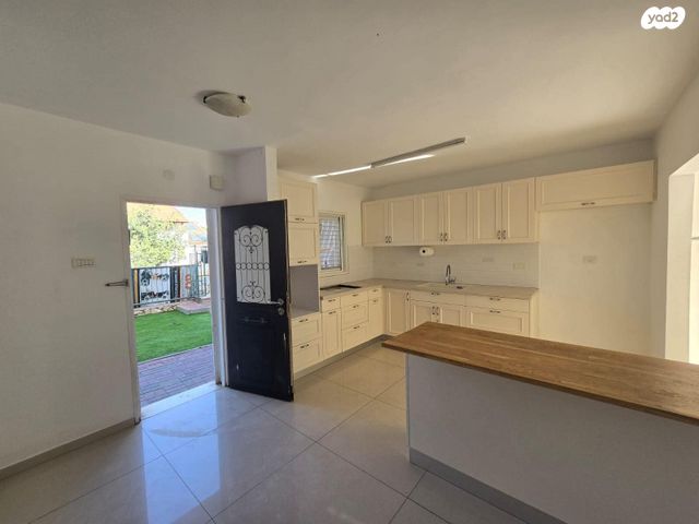 דירת גן, חוחית, צוותא ב, אלפי מנשה