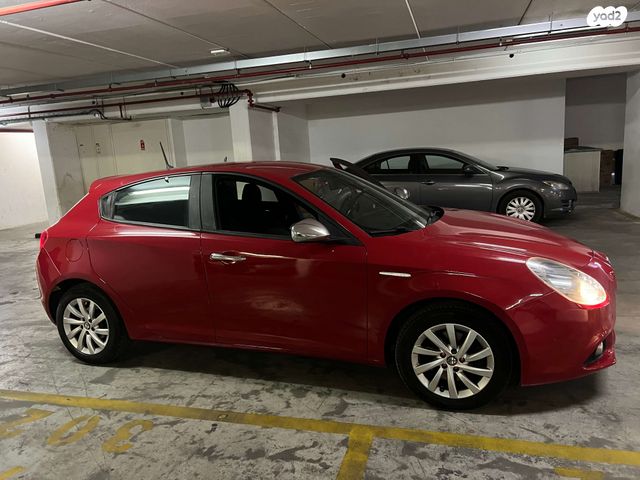 מודעת רכב אלפא רומיאו ג'ולייטה