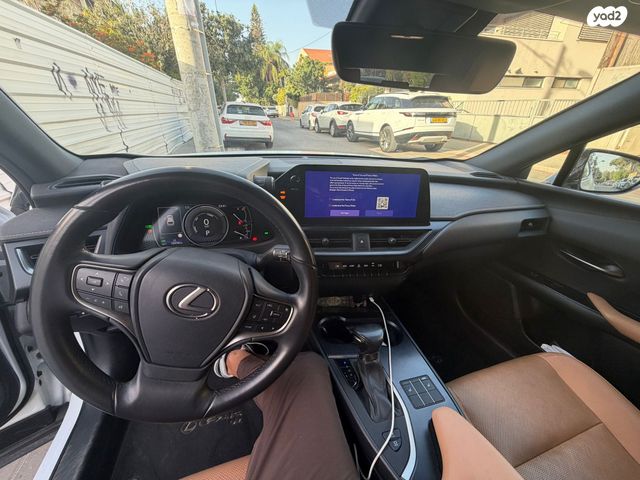 מודעת רכב לקסוס UX