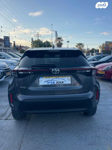 טויוטה יאריס קרוס