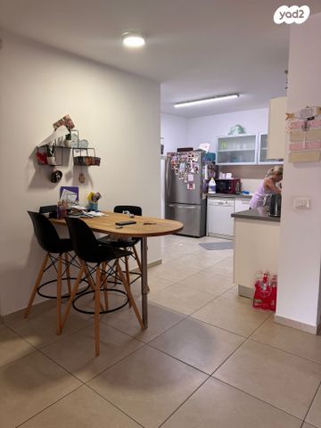 דירה, הר הצופים 52, רחובות ההולנדית, רחובות