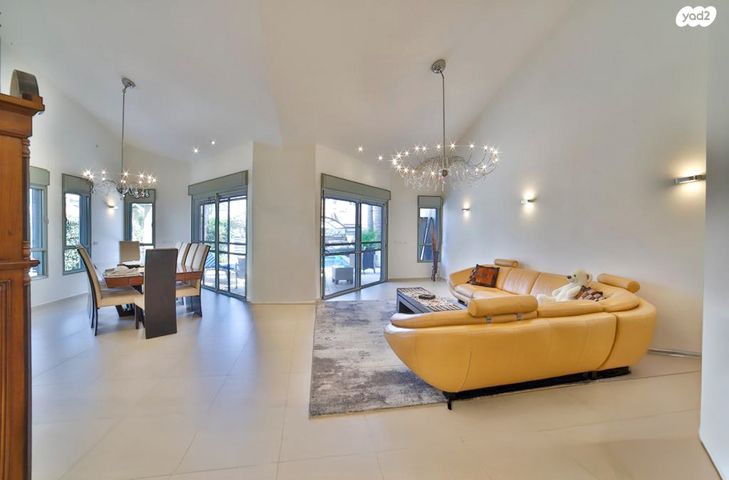 בית פרטי/ קוטג', אחד במאי 5, שיכון גג, אזור