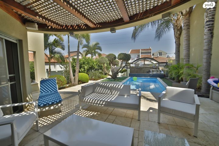 בית פרטי/ קוטג', אחד במאי 5, שיכון גג, אזור