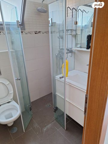 יהודית ואליקום נחמוני 32