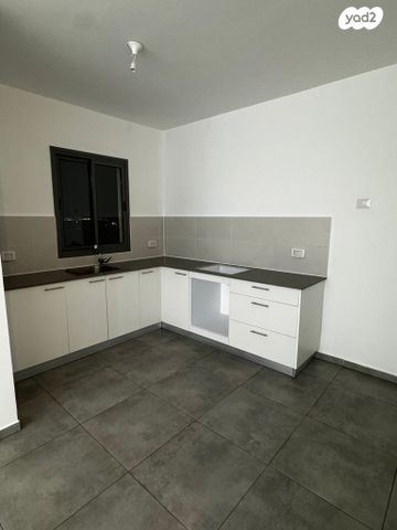 דירה, לאה גולדברג 10, חתני פרס ישראל, באר יעקב