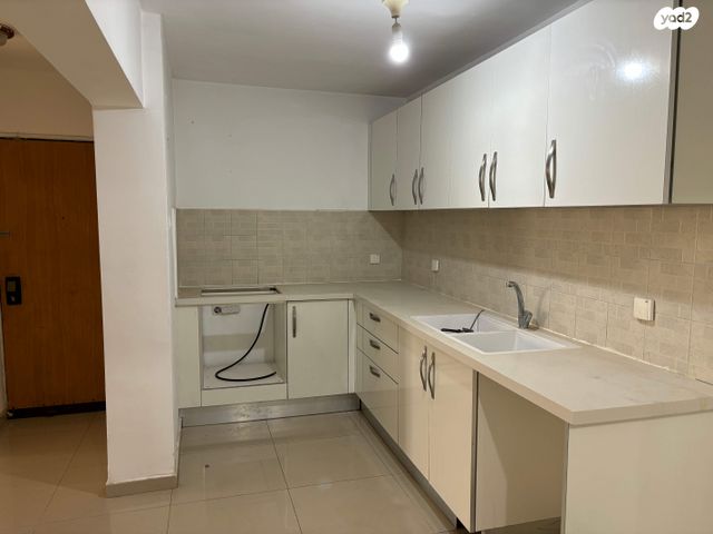 דירה, קדושי קהילת מזריץ' 3, שרת, לוד