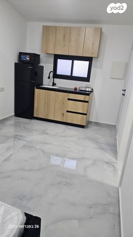 על כנפי נשרים 10