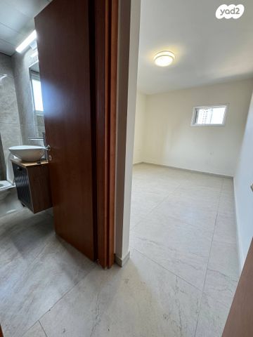 דירה, הרצל 75, שכונת בן גוריון, מרכז העיר ג', רמת גן