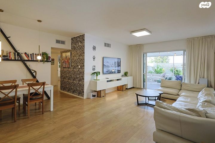 דירת גן, הוד השרון