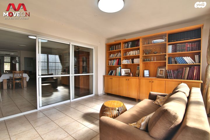 דו משפחתי, הרב עוזיאל 92, שיכון ד, טבריה