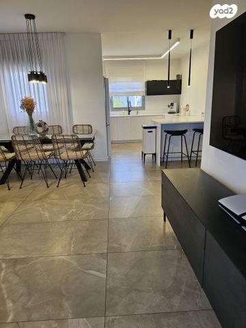 גג/ פנטהאוז, טירת כרמל