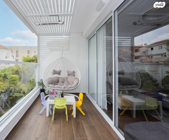 גג/ פנטהאוז, 2004, רעננה