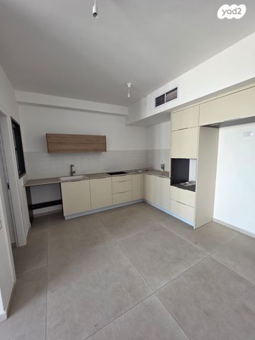 דירה, נורית הירש, בת ים