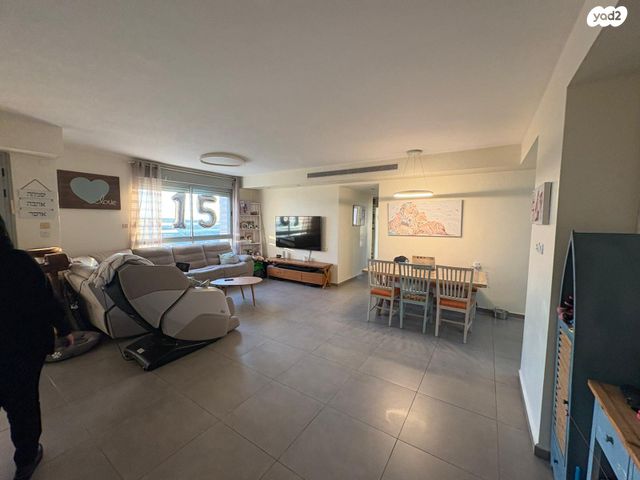 דירה, שדרות מקס ואמפרו שיין, רחובות החדשה, רחובות