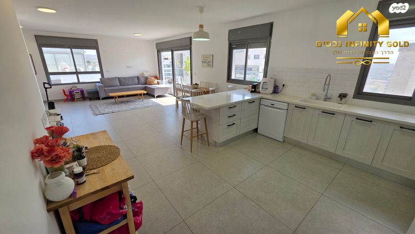 גג/ פנטהאוז, סביון, הפרחים, חריש