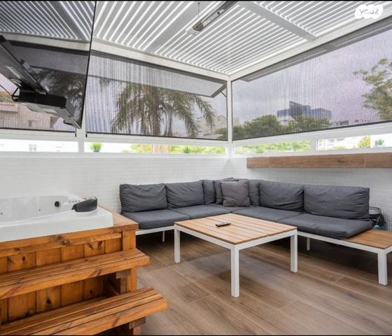 גג/ פנטהאוז, 2004, רעננה