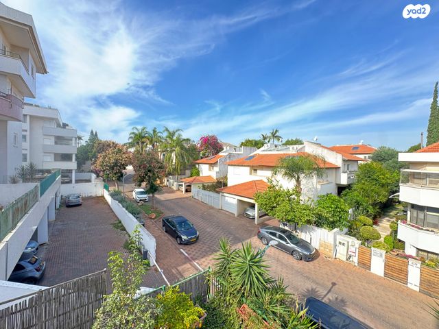 גג/ פנטהאוז, הצליל, קרית הפרחים - 2005, רעננה