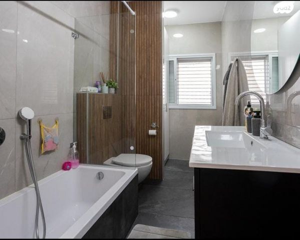 גג/ פנטהאוז, 2004, רעננה