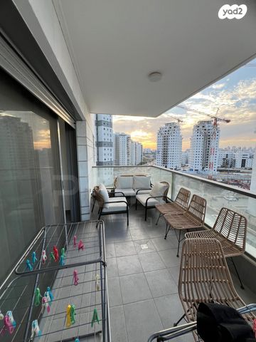 דירה, היוצרים, עיר היין, אשקלון