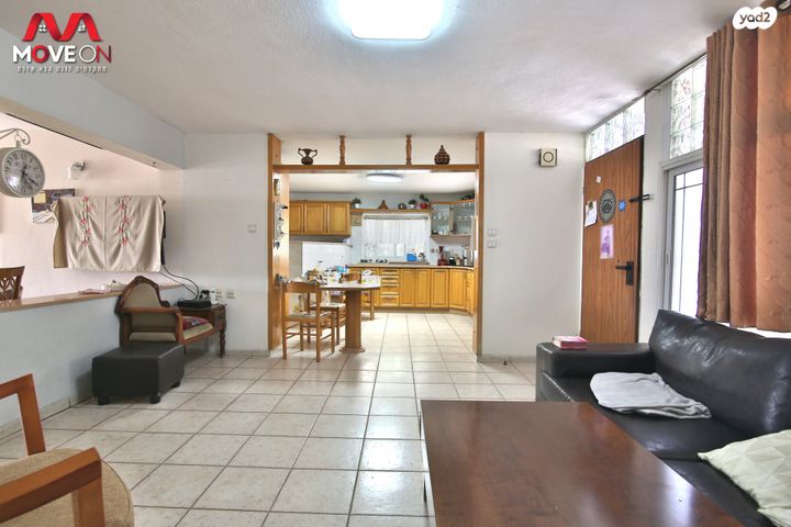 דו משפחתי, הרב עוזיאל 92, שיכון ד, טבריה