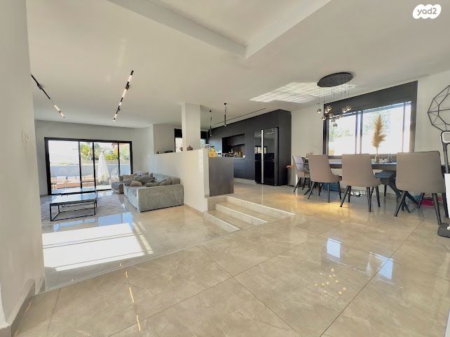 דו משפחתי, יוסף שפרינצק, קרית בנימין, קרית אתא