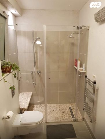 גג/ פנטהאוז, אהוד מנור, הזמר העברי, כפר סבא