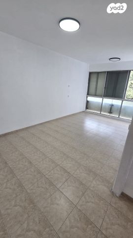 דירה, נתן אלבז, טירת כרמל