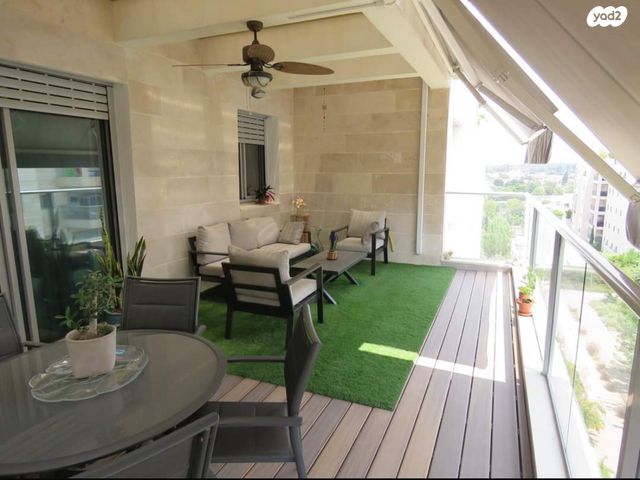 גג/ פנטהאוז, אהוד מנור, הזמר העברי, כפר סבא