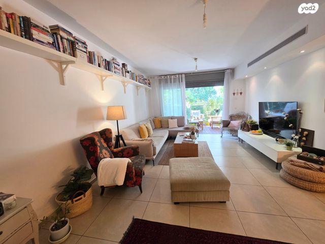 דירה, הזמר העברי, כפר סבא