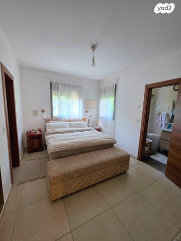 דירה, הזמר העברי, כפר סבא