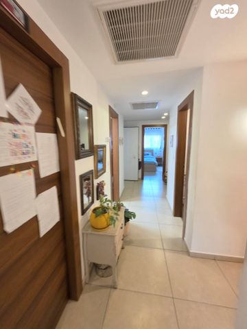 דירה, הזמר העברי, כפר סבא