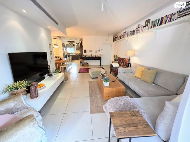 דירה, הזמר העברי, כפר סבא