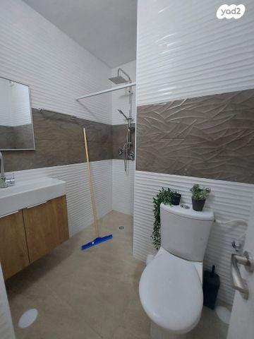 דירה, נעורים, ערד