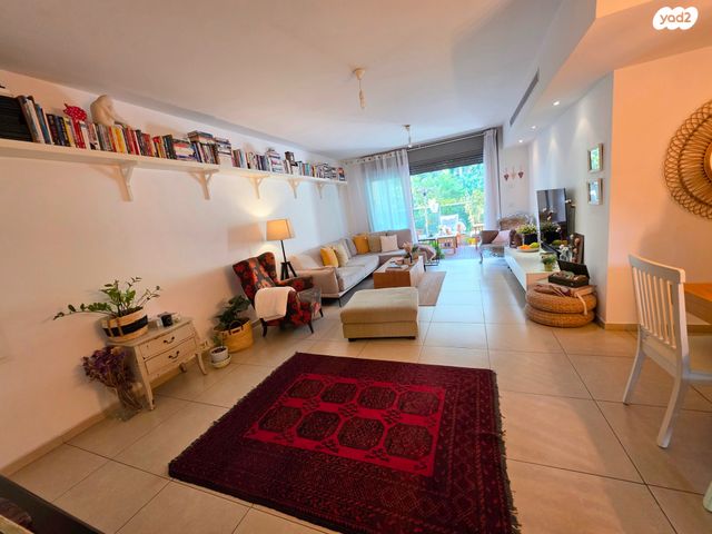 דירה, הזמר העברי, כפר סבא