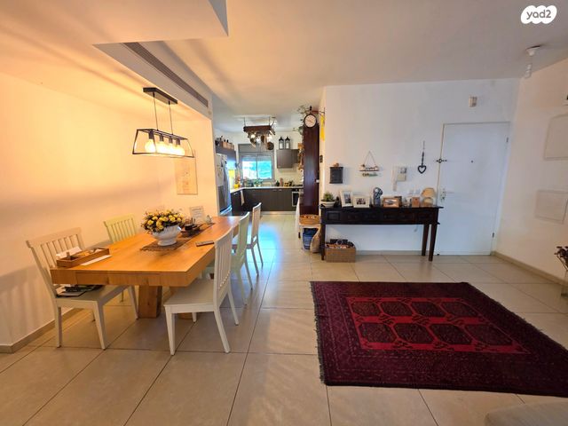 דירה, הזמר העברי, כפר סבא