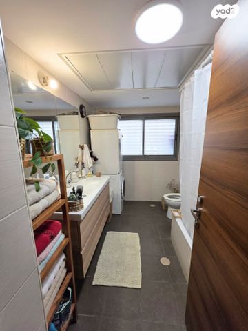 דירה, הזמר העברי, כפר סבא