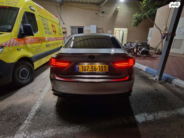 לקסוס IS