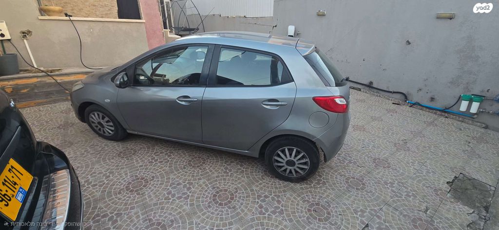 מודעת רכב מאזדה 2