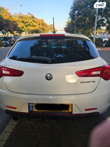 מודעת רכב אלפא רומיאו ג'ולייטה