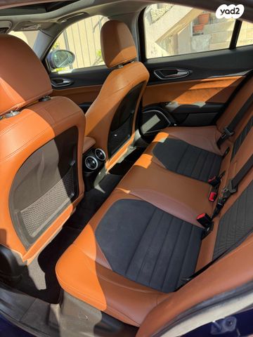 אלפא רומיאו ג'וליה