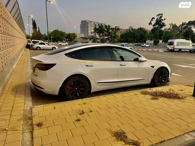 מודעת רכב טסלה מודל 3