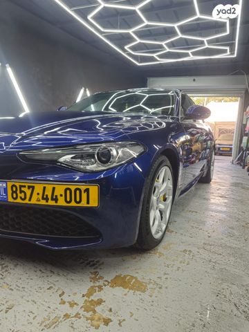 מודעת רכב אלפא רומיאו ג'וליה