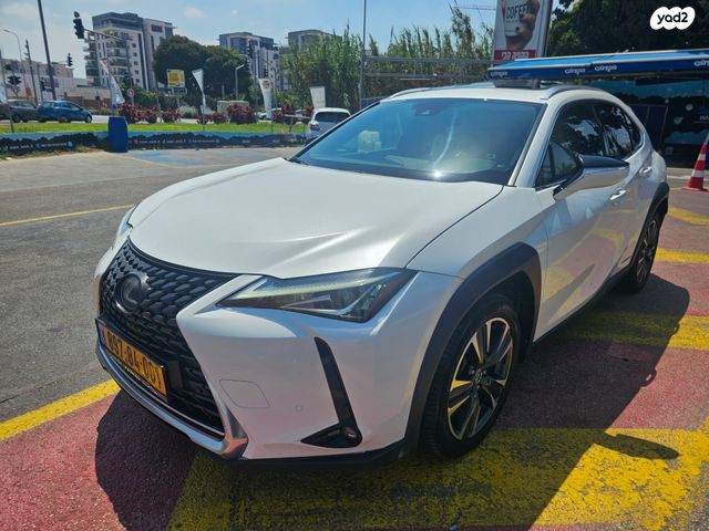 מודעת רכב לקסוס UX