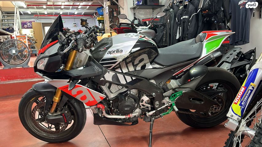 אפריליה טואונו V4