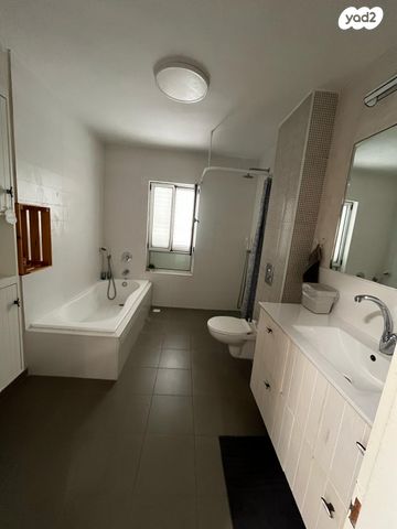 דו משפחתי, יפה נוף 111, בן גוריון, טבריה