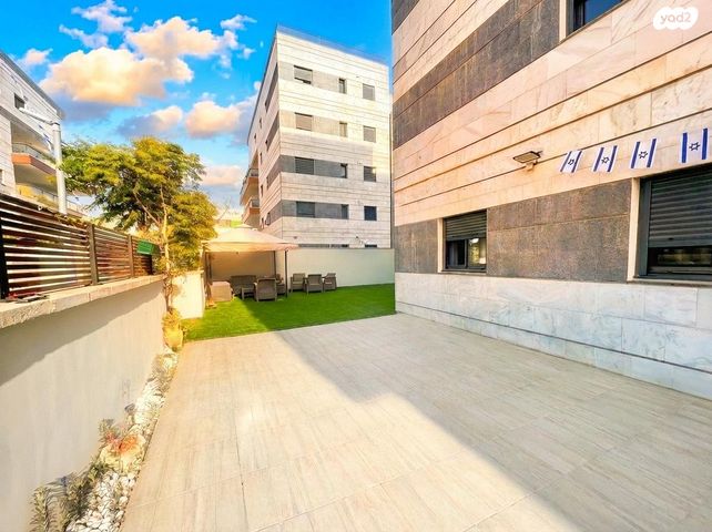 דירת גן, שיר השירים 1, גן יבנה מערב, גן יבנה