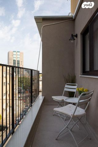 דירה, מדרגות צפת 9, הרצליה, חיפה