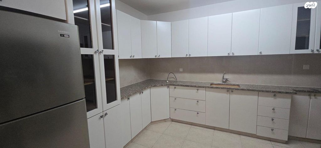 דירה, האחים בז'רנו 2, חרוזים, רמת גן