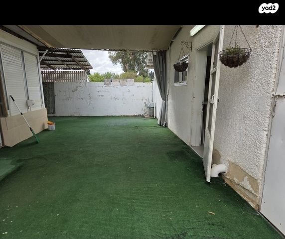 קיבוץ גלויות 52